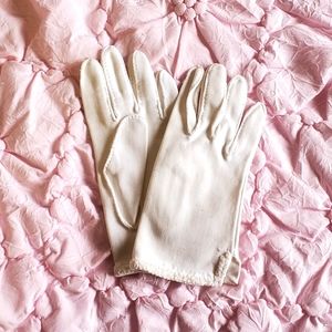 Vintage White Day Gloves